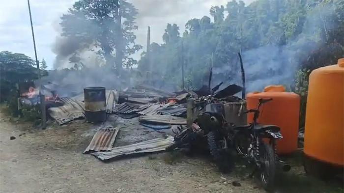 PEMBAKARAN POS JAGA - Suasana pos jaga milik PT Kristalin Eka Lestari, di Bendungan Kali Musairo, Jalan Musairo, Kampung Biha, Distrik Makimi, Kabupaten Nabire, Papua Tengah pasca pembakaran pada Sabtu (21/2/2026). Kapolres Nabire, AKBP Samuel D. Tatiratu mengatakan, semua para pekerja di perusahaan ini telah dievakuasi ke lokasi yang aman.