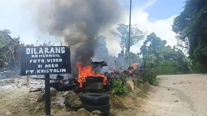 POS PENJAGAAN DIBAKAR - Pos penjagaan PT Kristalin Ekalestasi di Jalan Musairo, Kampung Biha, Distrik Makimi, Kabupaten Nabire, Papua Tengah hangus dibakar orang tak dikenal (OTK), Sabtu (21/2/2026).