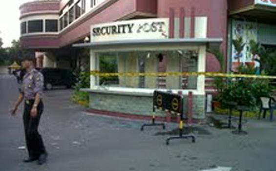 Massa Membabi Buta Serang Pos Satpam Hotel Planet Holiday