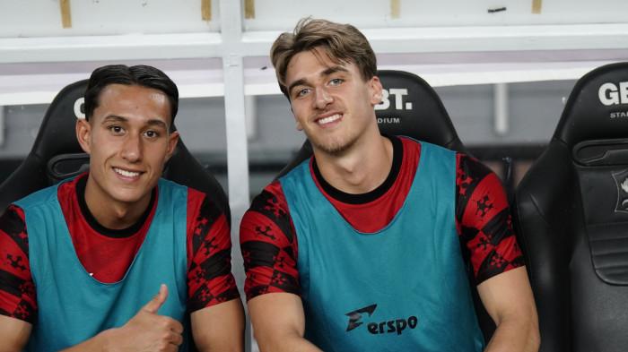 BERPOSE - Pesepak bola Timnas Indonesia, Miliano Jonathans (kiri) dan Mauro Zijlstra (kanan) berada di bangku cadangan saat melawan China Taipei dalam pertandingan FIFA Matchday di Stadion Gelora Bung Tomo, Surabaya, Jumat (5/9/2025) malam. TRIBUNNEWS/Muhammad Nursina