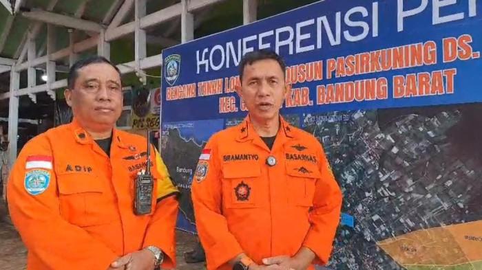 LONGSOR DI CISARUA- Direktur Operasi Basarnas Laksamana Pertama TNI Y Bramantyo di Posko Basarnas Operasi SAR bencana tanah longsor di Desa Pasirlangu Kecamatan Cisarua, Kabupaten Bandung Barat pada Rabu (4/2/2026). Bramantyo menjelaskan rencana operasi hari ini.