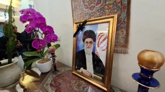 PENGHORMATAN TERAKHIR – Potret Pemimpin Tertinggi Iran, Ayatullah Ali Khamenei, dengan hiasan pita hitam terpasang di kediaman Dubes Iran di Menteng, Jakarta, Senin (2/3/2026). Simbol duka ini menandai masa berkabung nasional atas wafatnya sang pemimpin dalam serangan AS-Israel yang turut menewaskan ratusan warga sipil dan siswi sekolah dasar.