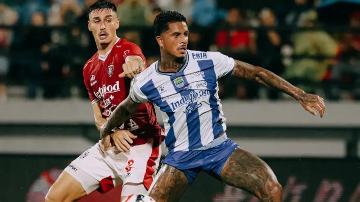 BERUDEL - Potret aksi duel Bali United melawan Persib Bandung pada pekan ke-11 Super League di Stadion Kapten I Wayan Dipta, Gianyar, Sabtu (1/11/2025) malam WIB.