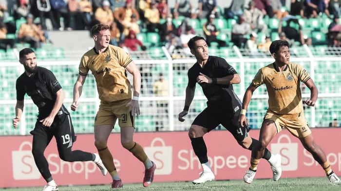 Potret aksi duel Bhayangkara FC vs Persita Tangerang di pekan ke-11 Super League.