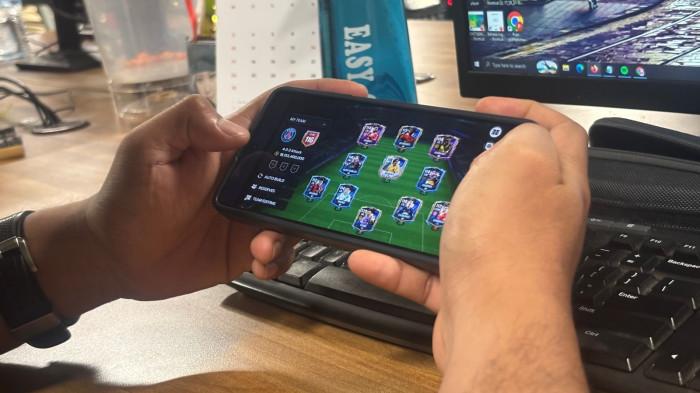 REDEEM FC MOBILE - Potret bermain gim FC Mobile dari EA Sports diambil Senin (12/5/2026). Berikut kode redeem FC Mobile terbaru hari ini, Rabu, 13 Mei 2026, dilansir dari berbagai sumber