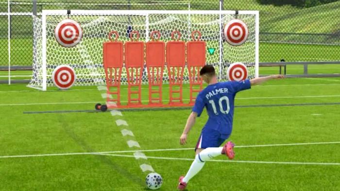 KODE REDEEM FC - Potret bermain gim FC Mobile dari EA Sports diambil Jumat (12/12/2025). Lewat kode redeem FC Mobile terbaru, Sabtu, 4 April 2026, pemain bisa mendapatkan hadiah-hadiah spesial dari EA Sports.