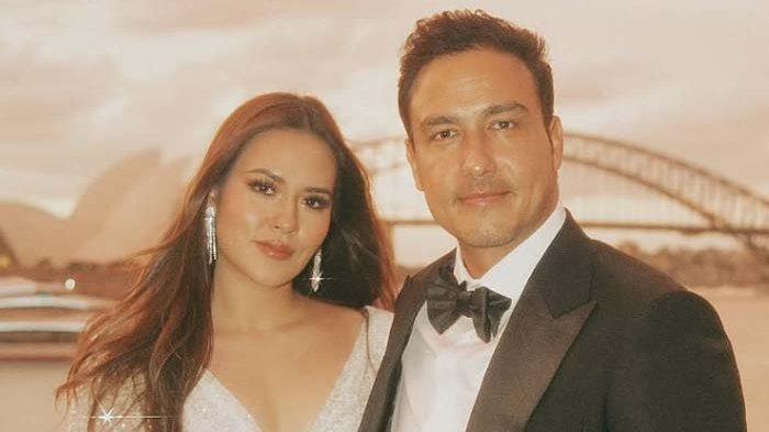 PERCERAIAN ARTIS - Potret romantis Raisa dan Hamish Daud dalam balutan cahaya senja. Kini, kenangan itu menjadi bagian dari perjalanan yang mereka pilih untuk akhiri dengan bijak.
