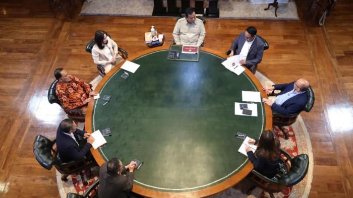 DISKUSI - Presiden Prabowo Subianto melangsungkan diskusi dan wawancara bersama jurnalis, pengamat, dan pakar terkait isu terkini untuk merespons dinamika geopolitik global dan perkembangan kebijakan strategis dalam negeri pada Rabu (17/3/2026). Pertemuan itu dikabarkan melalui akun Instagram @presidenrepublikindonesia yang dikelola oleh Badan Komunikasi (Bakom) Pemerintah Republik Indonesia.