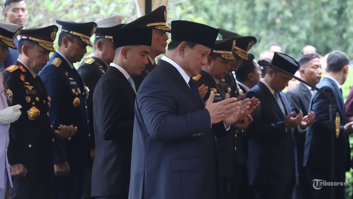PEMAKAMAN TRY SUTRISNO - Presiden Prabowo Subianto memimpin upacara pemakaman wapres ke-6 RI Try Sutrisno di Taman Makam Pahlawan (TMP), Kalibata, Jakarta Selatan, Senin (2/3/2026). Prosesi upacara pemakaman digelar secara militer yang dipimpin oleh Presiden RI Prabowo Subianto. Try Sutrisno meninggal pada usia 90 tahun pada pukul 06.58 WIB pagi ini di RSPAD karena sakit. Sejumlah pejabat negara terlihat hadir dalam prosesi pemakaman tersebut. Di antaranya Presiden ke - 6 Susilo Bambang Yudhoyono, Wakil Presiden ke - 11 Boediono, Wakil Presiden ke-10 dan 12 Jusuf Kalla, Menteri Agama Nasaruddin Umar, Menteri Kebudayaan Fadli Zon, Hashim Djojohadikusumo dan masih banyak tokoh lainnya. Tribunnews/Jeprima