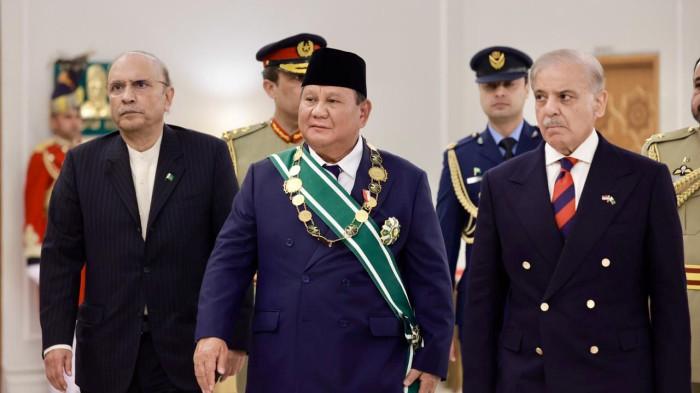 PRABOWO DAPAT PENGHARGAAN - Presiden Prabowo Subianto menerima anugerah penghargaan “Nishan-e-Pakistan” dari Presiden Pakistan Asif Ali Zardari di Ruang Iqbal, Aiwan-e-Sadr, pada Selasa, (9/12/2025). (Sekretariat Presiden).