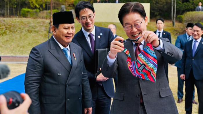 HADIAH BAJU - Sekretaris Kabinet (Seskab) Teddy Indra Wijaya menceritakan interaksi Presiden Prabowo Subianto dengan Presiden Republik Korea Selatan (Korsel) Lee Jae Myung. Seskab Teddy menjelaskan bahwa kunjungan kenegaraan Prabowo ke Korsel bukan hanya sekadar rapat dan agenda resmi, melainkan juga diwarnai dengan kedekatan personal.