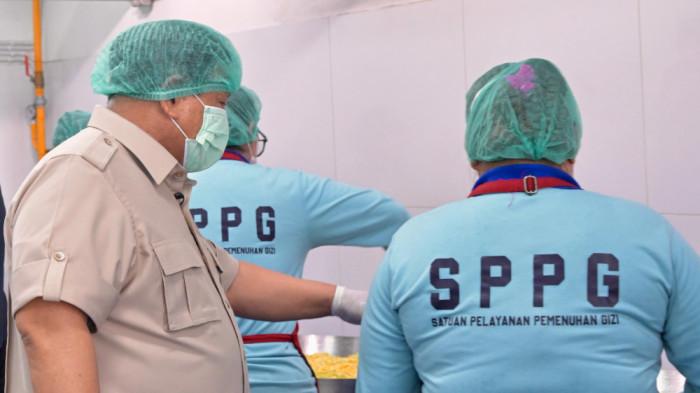 Presiden Prabowo Subianto meninjau Satuan Pelayanan Pemenuhan Gizi (SPPG) di Palmerah, Jakarta, pada Selasa, (2/6/2026).