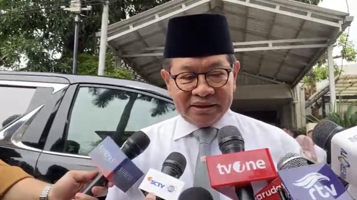 TRY SUTRISNO MENINGGAL- Gubernur DKI Jakarta, Pramono Anung, saat menyampaikan keterangan kepada awak media di rumah duka Wakil Presiden ke-6 RI, Jenderal TNI (Purn.) Try Sutrisno, di Jalan Purwakarta No.6, Mentent, Jakarta Pusat, Rabu (2/3/2026).