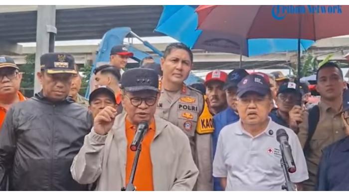 MENINJAU GORONG-GORONG -  Gubernur DKI Jakarta Pramono mengaku menolak masuk ke dalam gorong-gorong ketika meninjau gorong-gorong di Kelurahan Cipinang Melayu, Kecamatan Makassar, Jakarta Timur, dalam kegiatan kerja bakti bersih-bersih di ibu kota, Minggu, (8/2/2025).