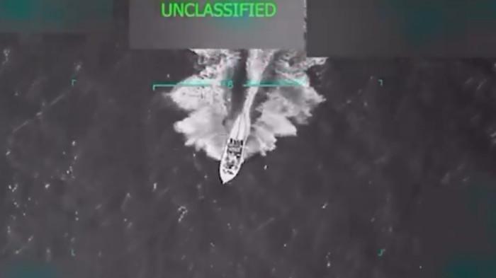 SERANG KAPAL- Presiden Donald Trump merilis video militer AS yang menyerang kapal yang dituduh membawa narkoba dari Venezuela. Kapal tersebut menuju ke Amerika dengan membawa sebelas orang, yang akhirnya tewas dalam serangan itu.