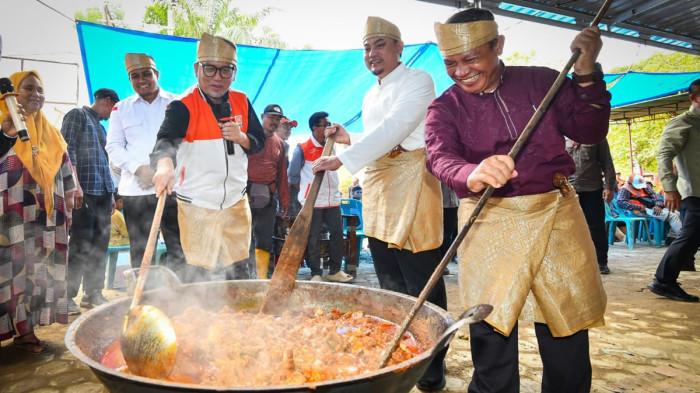 Presiden PKS, Almuzzammil Yusuf menghadiri tradisi meugang, yang selalu menjadi penanda datangnya bulan suci Ramadhan di Aceh. Di Kecamatan Karang Baru, Kabupaten Aceh Tamiang, masyarakat yang baru saja dilanda banjir menyambut meugang dengan suasana penuh haru.