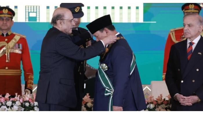 PENGHARGAAN - Presiden Prabowo Subianto menerima anugerah penghargaan “Nishan-e-Pakistan” dari Presiden Pakistan Asif Ali Zardari di Ruang Iqbal, Aiwan-e-Sadr, pada Selasa, (9/12/2025).