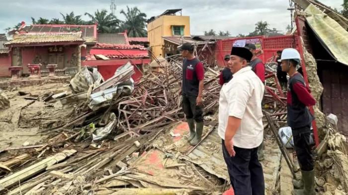 BANJIR SUMATRA – Presiden Pemuda Masjid Dunia, Said Aldi, meninjau lokasi terdampak banjir di Sumatra. Bantuan alat berat dikerahkan untuk membersihkan rumah ibadah dan membuka akses jalan gang yang tertutup lumpur pascabanjir bandang di Aceh dan Sumatera Utara.