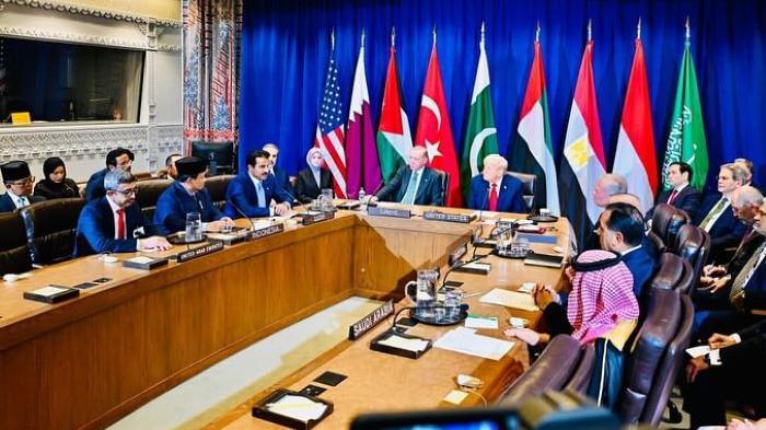 SIDANG UMUM PBB - Presiden Republik Indonesia, Prabowo Subianto, menghadiri Multilateral Meeting on the Middle East atas undangan Presiden Amerika Serikat (AS) Donald Trump di Ruang Konsultasi Dewan Keamanan PBB, New York, Selasa (23/9/2025). Dalam forum ini, Trump memuji pidato Prabowo yang dinilai tegas dan menggugah, termasuk gestur mengetuk meja sebagai simbol keberanian diplomatik.