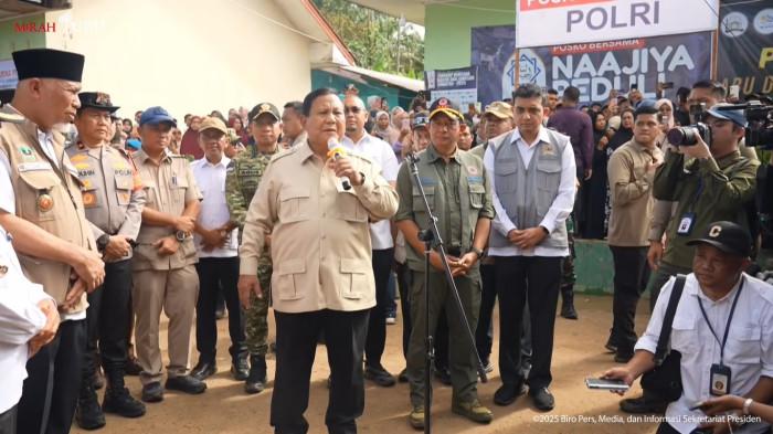 HUNIAN SEMENTARA UNTUK PENGUNGSI - Presiden Prabowo Subianto kembali mengunjungi korban bencana banjir dan longsor Sumatra pada hari ini Kamis (18/12/2025). Kali ini giliran pengungsi di SD 05 Kayu Pasak, Kecamatan Palembayan, Kabupaten Agam, Sumatra Barat (Sumbar), yang dikunjungi sang presiden. Prabowo juga mengungkapkan kegembiraannya karena disana ia melihat rumah-rumah hunian sementara sudah mulai dibangun.