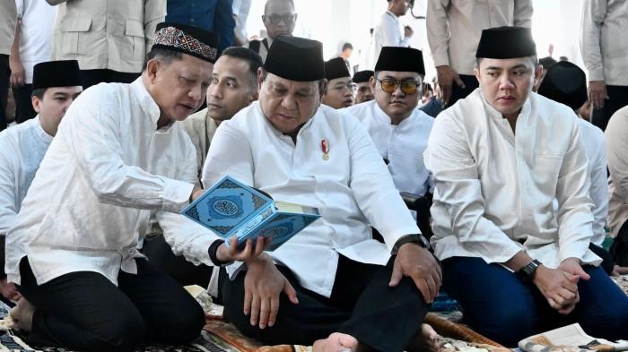 SALAT IDULFITRI - Menteri Dalam Negeri (Mendagri) sekaligus Ketua Satuan Tugas (Kasatgas) Percepatan Rehabilitasi dan Rekonstruksi (PRR) Pascabencana Sumatera Muhammad Tito Karnavian bersama Presiden Prabowo Subianto melaksanakan salat Idulfitri di Masjid Darussalam, kompleks hunian sementara (huntara) Aceh Tamiang dan bertemu warga terdampak bencana, Sabtu (21/3/2026).