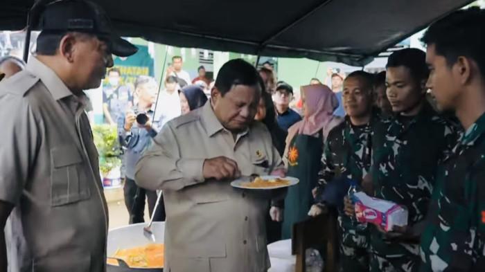 MAKAN NASI GORENG- Presiden Prabowo Subianto menyantap nasi goreng Posko Pengungsian Bencana Sumatera di SD 05 Kayu Pasak Palembayan, Agam, Sumatera Barat, Kamis, (18/12/2025)