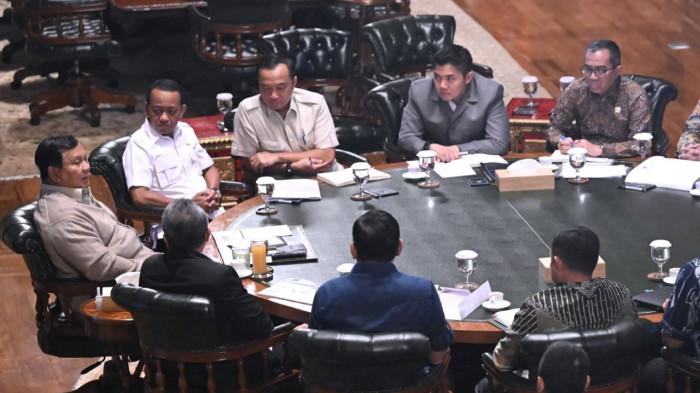 RAPAT PRABOWO - Presiden Prabowo Subianto menggelar pertemuan dengan sejumlah menteri Kabinet Merah Putih di kediamannya, Hambalang, Bogor, Jawa Barat, Minggu (25/1/2026). Pertemuan berlangsung sehari setelah Prabowo tiba di Tanah Air usai lawatan luar negeri.