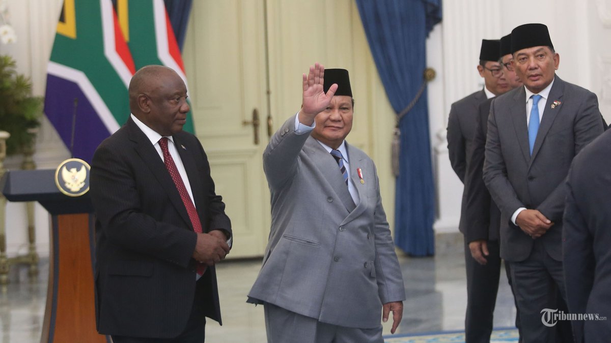 KUNJUNGAN KENEGARAAN - Presiden Prabowo Subianto bersama Presiden Afrika Selatan Cyril Ramaphosa meninggalkan ruangan usai menyampaikan keterangan kepada wartawan dalam kunjungan kenegaraan di Istana Merdeka, Jakarta, Rabu (22/10/2025). Pertemuan kedua pemimpin negara tersebut membahas isu-isu global dan bilateral, terutama di sektor ekonomi dan keamanan. Tribunnews/Jeprima