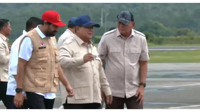 BENCANA BANJIR ACEH - Presiden Prabowo yang mengenakan kemeja lengan pendek berwarna krem itu, tiba di Bandara Internasional Sultan Iskandar Muda, Kabupaten Aceh Besar, Provinsi Aceh, Minggu (7/12/2025). Presiden akan meninjau langsung penanganan bencana alam yang melanda sejumlah wilayah di Aceh.