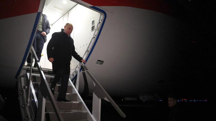 TURUN PESAWAT - Presiden Rusia, Vladimir Putin menuruni tangga pesawat kepresidenan Rusia dalam sebuah kunjungan ke luar negeri.