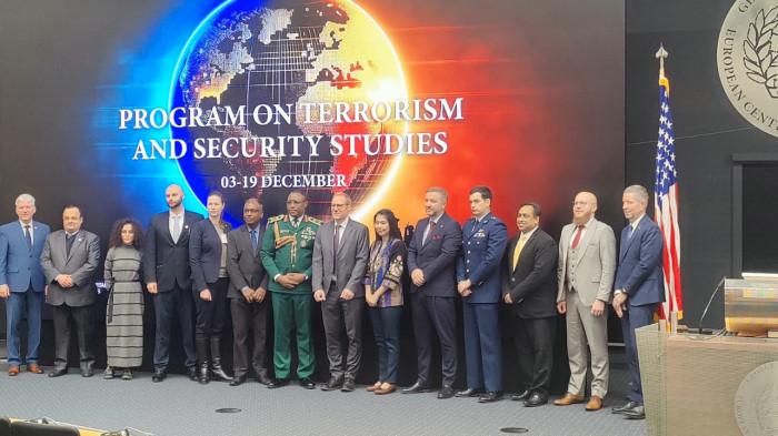 Prof. Angel Damayanti berpose bersama dalam kegiatan Pelatihan dan Sharing Best Practices Counter Terrorism yang diselenggarakan oleh George C. Marshall Center di Jerman.