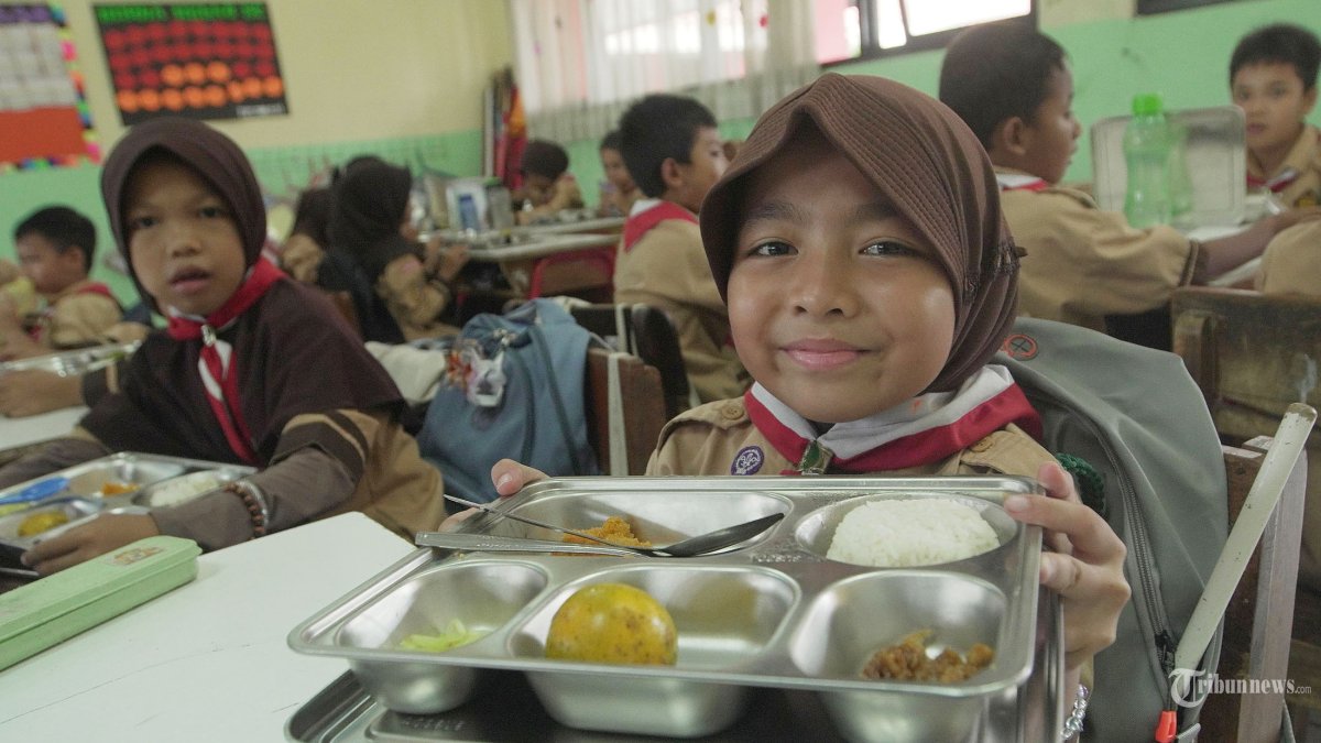 PROGRAM MBG - Sejumlah siswa menikmati makanan makan bergizi gratis (MBG) di SDN 03 Jati Pulogadung, Jakarta Timur, Rabu (7/5/2025). Program MBG telah menyasar 3,5 juta penerima manfaat hingga 6 Mei 2025, Selain itu total satuan Pelayanan Pemenuhan Gizi (SPPG) telah mencapai 1.286 dapur dan membuka lapangan kerja sebanyak 48.452 orang. Tribunnews/Jeprima