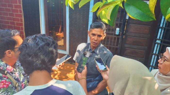 JURNALISME BERKUALITAS - Awak media saat mewawancarai orang tua siswa yang jadi peserta program membatik di Rumah Batik TBIG, di Pekalongan, Jawa Tengah, Kamis (20/10/2025).