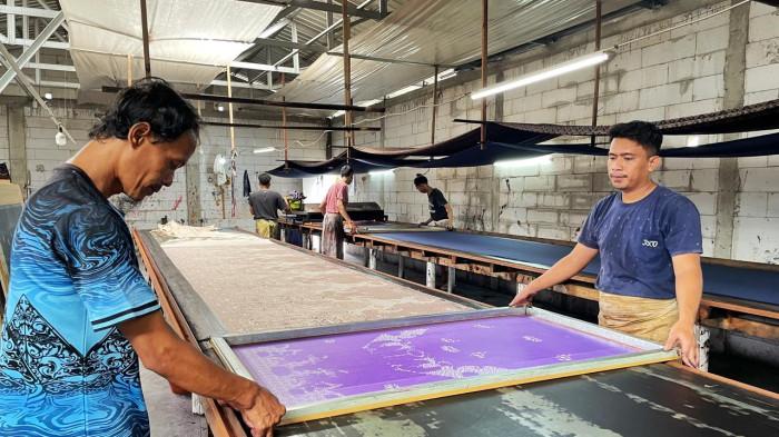 Proses pembuatan batik.