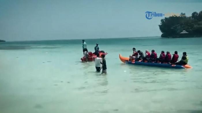 Pulau Dolphin di Kepulauan Seribu jadi destinasi liburan singkat favorit, snorkeling seru mulai Rp 190 ribuan.