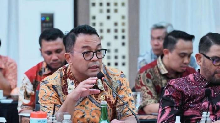 WNI KAMBOJA - Anggota DPR Komisi IX, Pulung Agustanto meminta pemerintah memberikan perlindungan terhadap Warga Negara Indonesia (WNI) yang menjadi korban sindikat penipuan daring di Kamboja. Politisi PDIP itu mengimbau Kedutaan Besar Republik Indonesia (KBRI) di Phnom Phen untuk terus memberi pelayanan terhadap para WNI yang meminta bantuan.