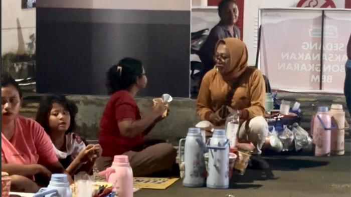 PEDAGANG ASINGAN - Rombongan pedagang asongan di Pelabuhan Merak, Banten, menjajakan dagangannya meski waktu menunjukkan pukul 03.30 WIB, Minggu (15/3/2026).
