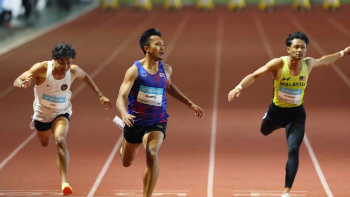 REKOR SEA GAMES - Sprinter muda Thailand, Biu Puripol Boonson (tengah) menyelesaikan lari nomor 100 meter putra di SEA Games 2025. Puripol finis dengan catatan waktu —9,94 detik di babak kualifikasi— dan dihitung sah sebagai rekor baru SEA Games dan rekor U20 Asia
