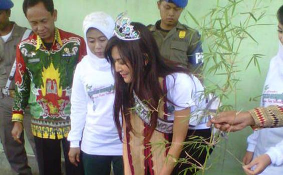 Puteri Indonesia 2011 Tanam Bambu
