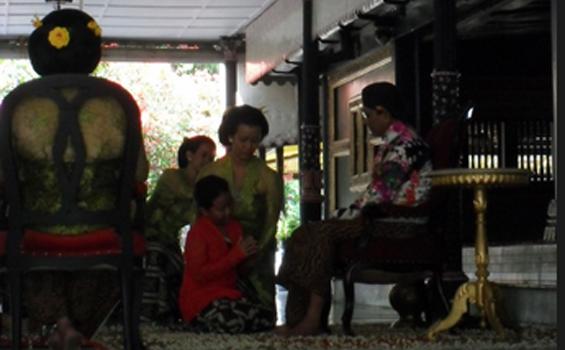 Lebaran Pertama Jeng Arti Sungkem Sultan HB X