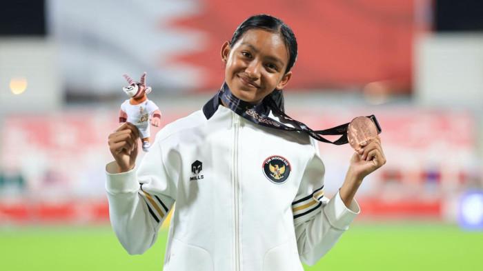 RAIH MEDALI - Atlet muda Indonesia Gendis Aulia Syafitri tampil mengesankan di nomor girls 800 meter cabang atletik Asian Youth Games Bahrain 2025 dengan torehan medali perunggu.