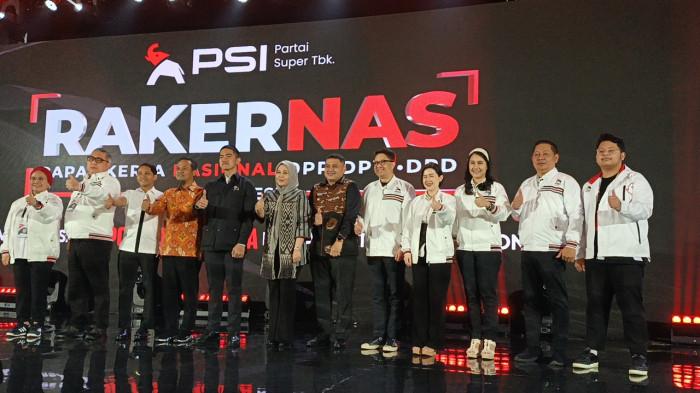 RAKERNAS I DPP PSI - Momen Elite DPP PSI melakukan foto bersama usai pengumuman mantan Politikus DPP Partai NasDem Rusdi Masse Mappasessu gabung ke PSI, di Rakernas I DPP PSI yang digelar di Sandeq Ballroom Claro Hotel Makassar, Sulawesi Selatan, Kamis (29/1/2026).