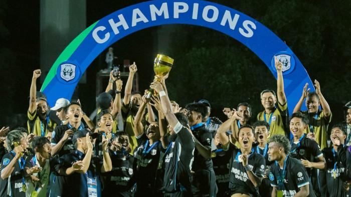 JUARA - RANS Nusantara FC berhasil meraih juara Liga 3 setelah mengalahkan Dejan FC di pertandingan final Liga 3 alias Liga Nusantara. RANS dan Dejan kini promosi ke Liga 2 musim depan.