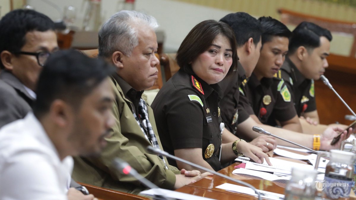 DENGAR PENDAPAT - Kepala Kejaksaan Tinggi (Kajati) Sumatera Utara Harli Siregar (kedua kiri) bersama Kepala Kejaksaan Negeri (Kajari) Kabupaten Karo Danke Rajagukguk (ketiga kiri), Jaksa Penuntut Umum (JPU) Kabupaten Karo Wira Arizona (kanan) dan Videografer Amsal Sitepu (kiri) mengikuti rapat dengar pendapat umum dengan Komisi III DPR di Kompleks Parlemen, Senayan, Jakarta, Kamis (2/4/2026). Rapat dengar pendapat tersebut membahas polemik terkait perkara yang menjerat videografer Amsal Sitepu. TRIBUNNEWS/IRWAN RISMAWAN