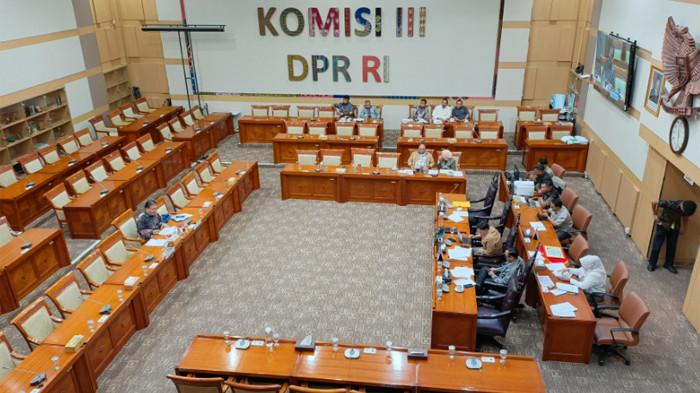 REFORMASI POLRI - RDPU Panitia Kerja (Panja) Reformasi Polri antara pakar Kiriminologi dan Kepolisian dari Universitas Indonesia Adrianus Sembiring dengan Komisi III DPR RI, di Kompleks Parlemen, Senayan, Jakarta, Kamis (8/1/2026). Dalam RDPU ini Adrianus menyampaikan usulannya agar polri dibagi menjadi dua wilayah, Barat dan Timur. (Rizki Sandi Saputra)