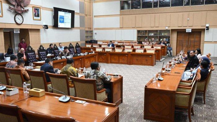 RDPU - Komisi III DPR RI menggelar Rapat Dengar Pendapat Umum (RDPU) bersama Perhimpunan Bantuan Hukum dan Hak Asasi Manusia Indonesia (PBHI) dan Keluarga Alex Denni pada Senin (24/2/2025). Komisi III meminta Badan Pengawas Mahkamah Agung (Bawas MA), dan Komisi Yudisial untuk menyelidiki kejanggalan prosedural dalam kasus yang melibatkan Alex Denni, mantan Deputi Kementerian Pemberdayaan Aparatur Negara dan Reformasi Birokrasi (PANRB). (HO)