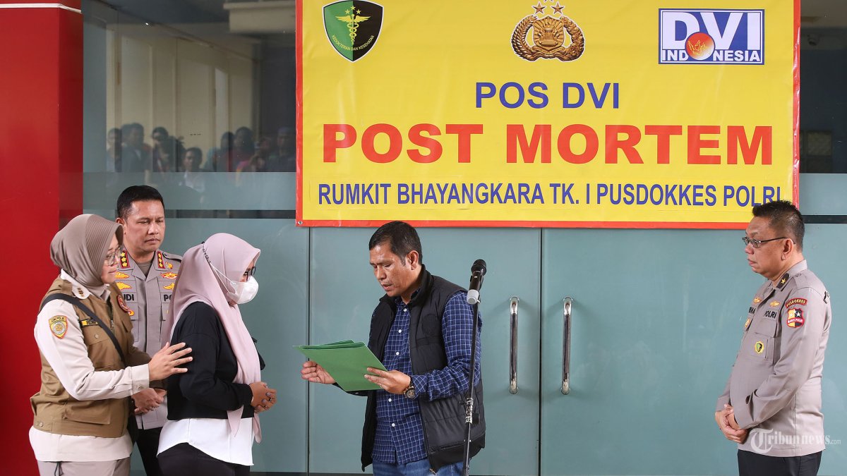 JENAZAH KORBAN KEBAKARAN - Penyidik menyerahkan berkas jenazah korban Kebakaran Terra Drone kepada keluarga disaksikan  Karumkit RS Polri, Brigjen Pol Prima Heru Yulihartono dan Kabid Humas Polda Metro Jaya Kombes Pol Budi Hermanto di RS Polri Kramat Jati, Jakarta Timur, Rabu (10/12/2025). RS Polri Kramat Jati menyerahkan tujuh jasad korban kebakaran kantor Terra Drone ke keluarga. Sebagai informasi sudah 10 jenazah yang sudah diidentifikasi dari total 22 orang yang tewas. Tribunnews/Jeprima