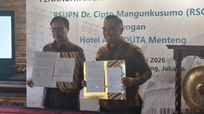 KEJASAMA - RSUP Nasional Dr. Cipto Mangunkusumo (RSCM) resmi menjalin kerja sama di bidang wisata medis dengan Hotel Aryaduta Menteng melalui penandatanganan Nota Kesepahaman (MoU) pada Jumat (30/1) di Jakarta.