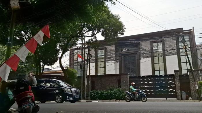 RUMAH DINAS KEJAGUNG - Rumah dinas Kejaksaan Agung di Jalan Hang Tuah Raya Nomor 21, RT.3/RW.6, Gunung, Kecamatan Kebayoran Baru, Kota Jakarta Selatan. Rumah mewah itu tampak sepi dan dijaga oleh personel TNI.