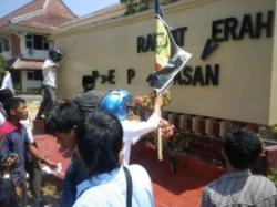 Demo Mahasiswa ke DPRD Pamekasan Berakhir Ricuh